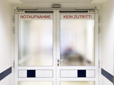 Eingang Notaufnahme im Krankenhaus