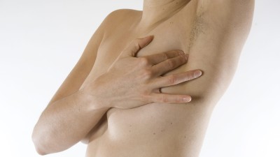 Hand tastet Brust ab