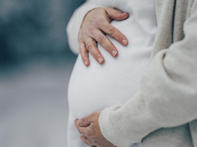 Schwangere hält Hände auf dem Bauch