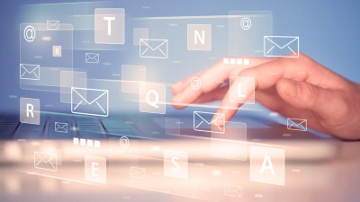 Hand tippt auf virtuellen Bildschirm