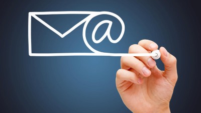 Hand zeichnet EMail Icon auf Glasscheibe