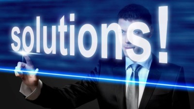 Mann vor der Aufschrift "solutions!"