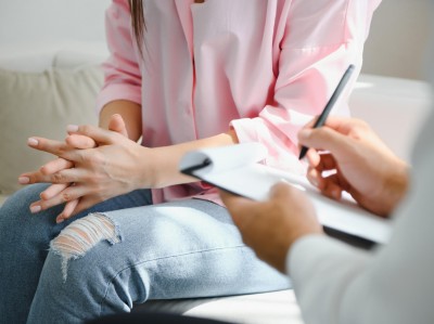 Frau mit psychischen Problemen sucht Psychiater auf