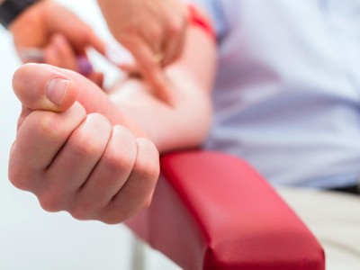Einem Mann wird Blut abgenommen