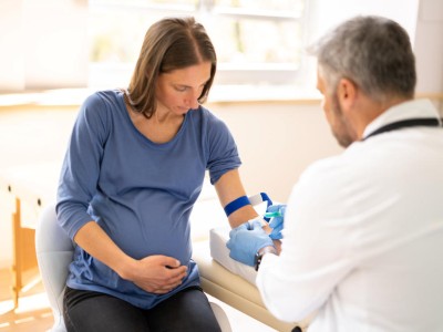 Arzt nimmt Schwangeren Blut ab