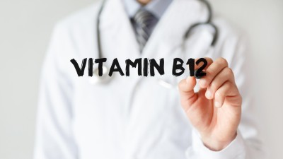 Person schreibt Vitamin B12