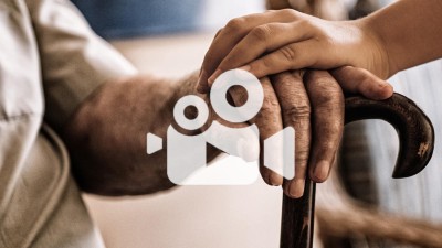 Kinder- und Seniorenhand halten einen Gehstock