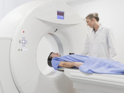 Ärztin bereitet Mann für die CT-Untersuchung vor