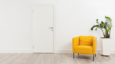 Gelber Sessel in einem Raum