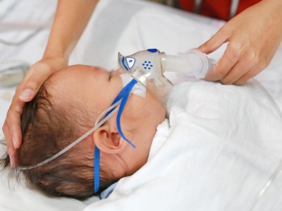 Inhalationsgerät bei einem Baby