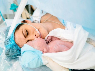 Mutter nach Kaiserschnitt im Krankenhaus
