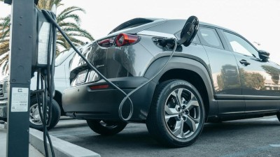 Elektroauto an einer Ladesäule