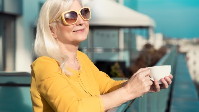 Gut gelaunte Frau in der Sonne