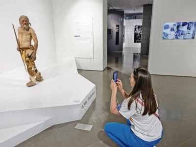 Frau fotografiert in Museum 