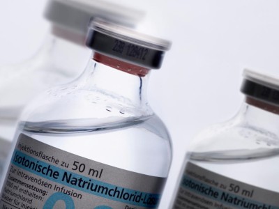 Flasche mit isotonischer Natriumchlorid-Lösung