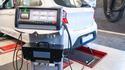 Exhaust gas measurement at a diagnostic station