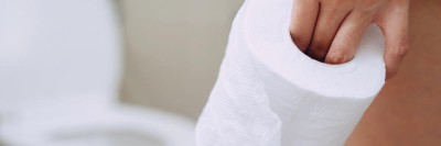 Frau auf dem Weg zur Toilette 