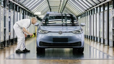 Qualitätskontrolle des ID.3 in der Gläsernen Manufaktur Dresden