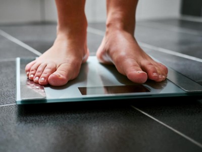 Nackte Füße auf einer Waage