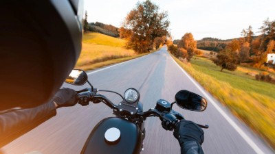 Motorrad auf einer Landstraße 