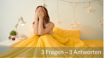 Frau sitzt allein im gut beleuchteten modernen Schlafzimmer