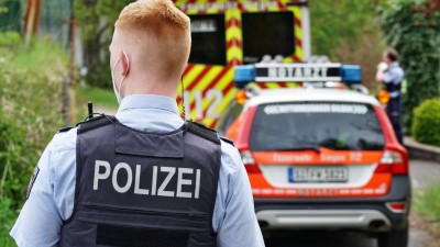 Polizist und Rettungsdienst im Einsatz