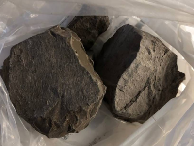 Tonerdestücke in Plastiktüte