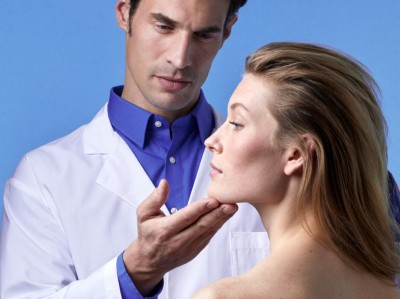 Arzt untersucht Patientin