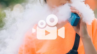 Jugendliche raucht E-Zigarette