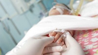 Kleinkind auf Intensivstatin