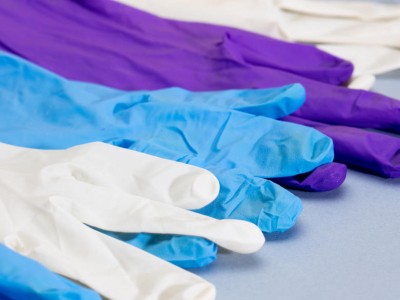 Handschuhe aus Kunststoff in lila, blau und weiß