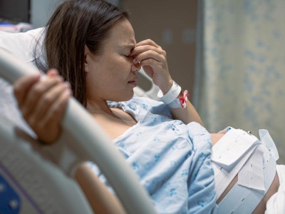 Eine schwangere Frau in der Klinik.