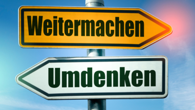 Schilder mit Aufschrift Weitermachen bzw. Umdenken