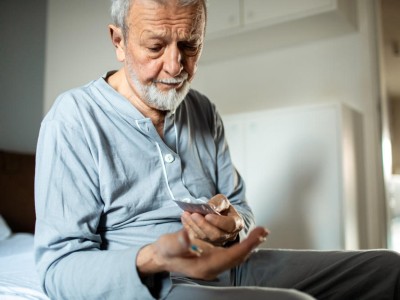 Älterer Mann mit Tabletten in der Hand