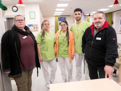 Die Heimbetreiber von Haus Wilstedt Andrea (l) und Tino Wohlmacher (r) mit drei der betroffenen Pflegekräfte (2.v.l-r): Liliana Arenas, Camila Carrillo und Diego Carrillo Arenas