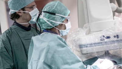 Neuroradiologe und Assistentin