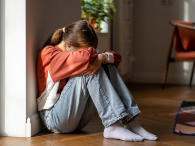 Mädchen sitzt auf Boden