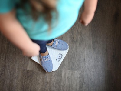 Mit Schuhen auf Körperwaage