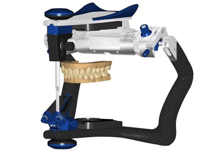 Digitaler Artikulator mit blau-schwarzen Anbauten und einem virtuellen Kiefermodell in der Mitte
