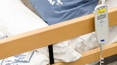 Pflegebett mit Rausfallschutz und Fernbedienung