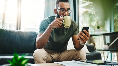 Junger Mann mit Smartphone