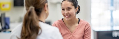 Junge Patientin im Gespräch mit einer Ärztin