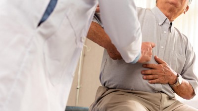 Patient mit Bauchschmerzen beim Arzt