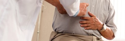 Patient mit Bauchschmerzen beim Arzt