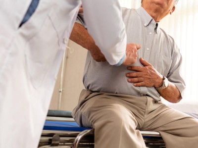 Patient mit Bauchschmerzen beim Arzt