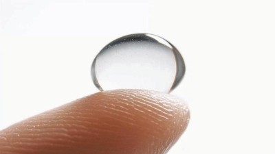 Wassertropfen auf Finger