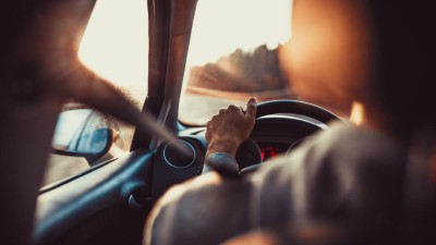 Person am Steuer eines Autos