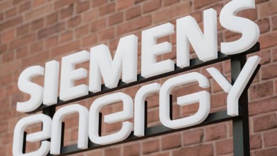 Das Logo von Siemens Energy vor einer Backsteinwand. 