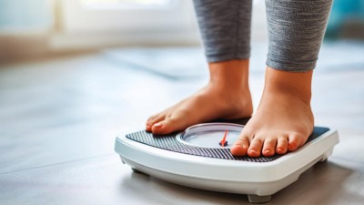 Nahaufnahme von Frau auf Waage 