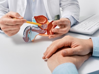 Urologe berät Patienten